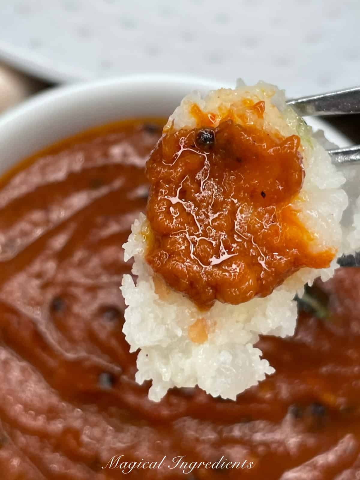 idli dipped in chutney
