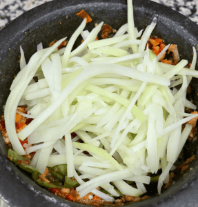 green papaya salad preparation in steps
